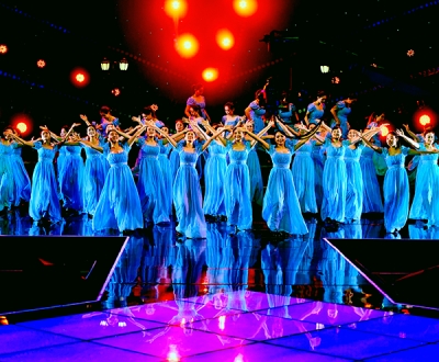 唐山市音協紅玫瑰女子合唱團參加中央電視臺2018年合唱春晚的演出現場